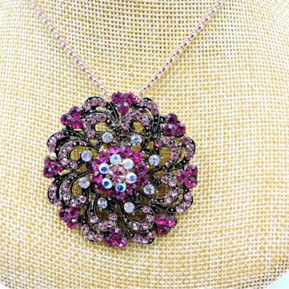 Charm Pendant Rhinestone flower Golden Chain necklace NWOT - Picture 1 of 3